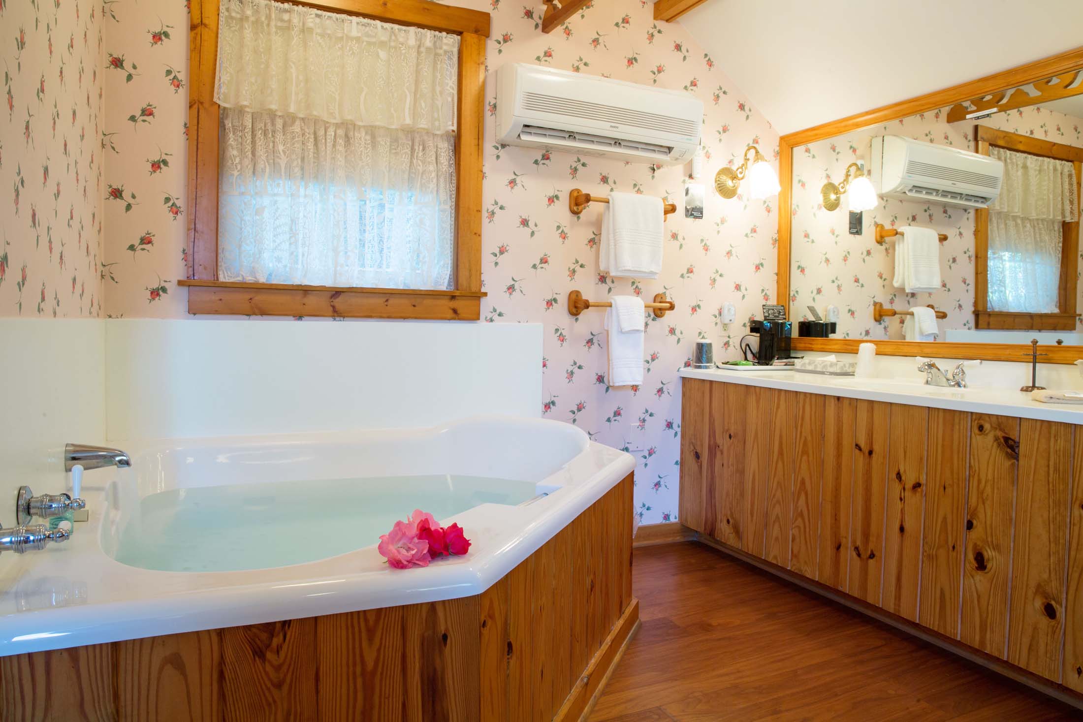 Luxury Bathroom in Tuckaway Cottage Suite